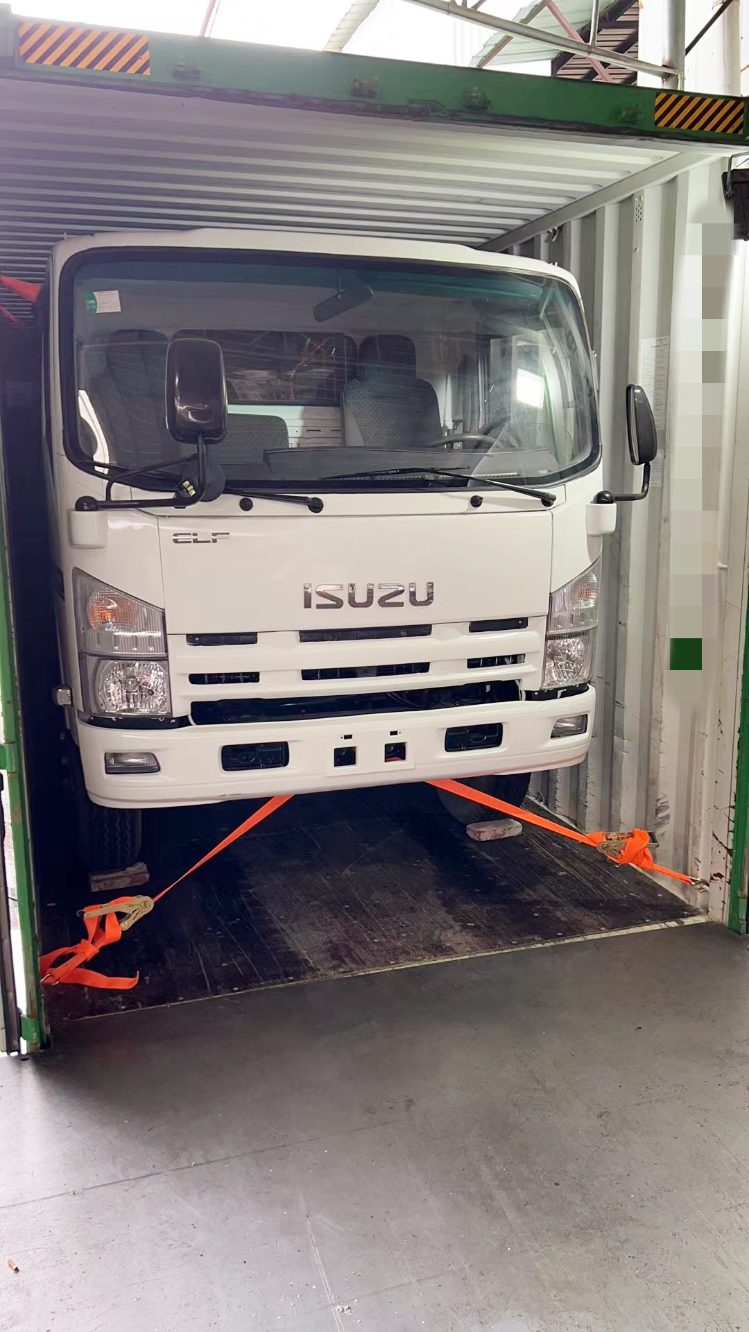 Bangnisen carga camiones Isuzu ELF series usados a países de América Central.