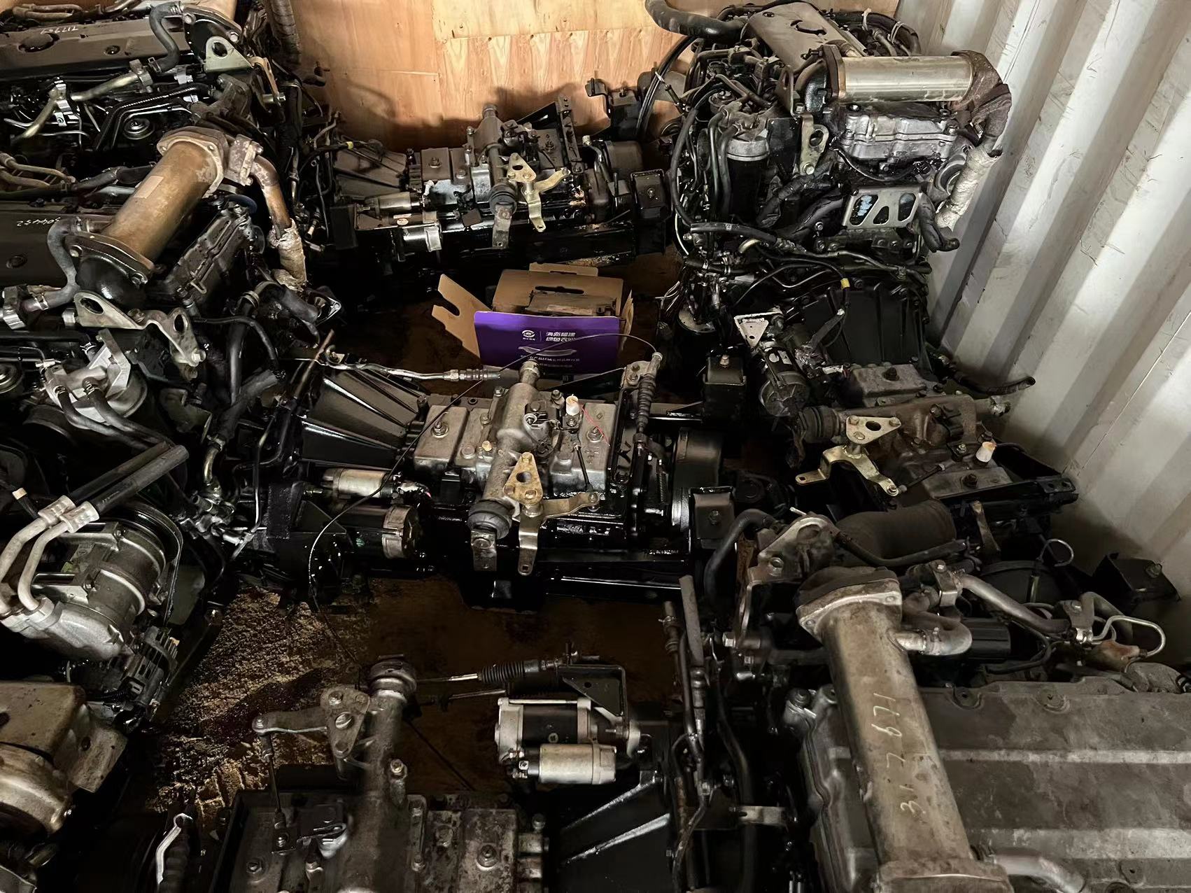 ISUZU tralier truck and ISUZU 4HK1 engine loading finished(图1)