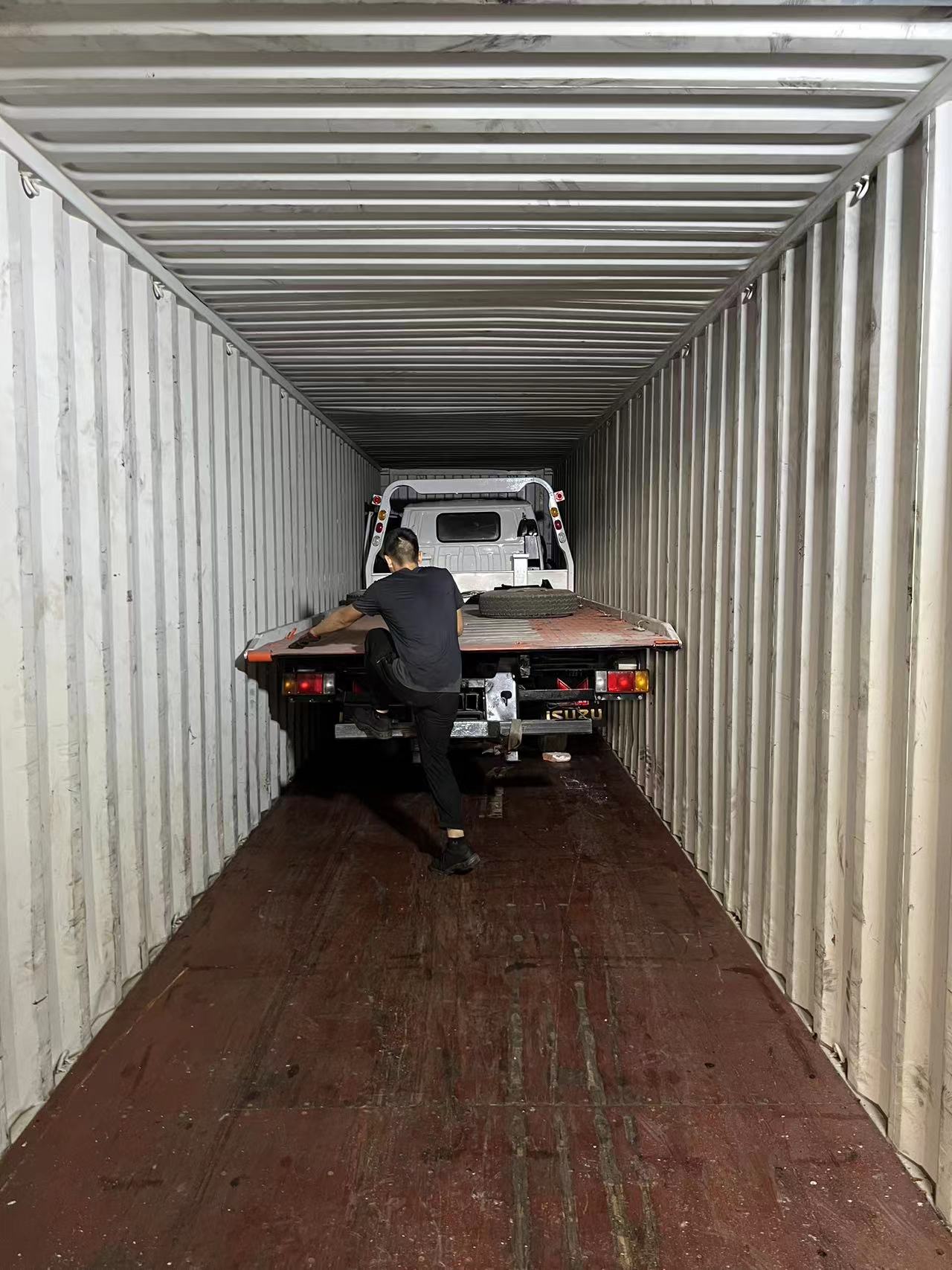 ISUZU tralier truck and ISUZU 4HK1 engine loading finished(图2)