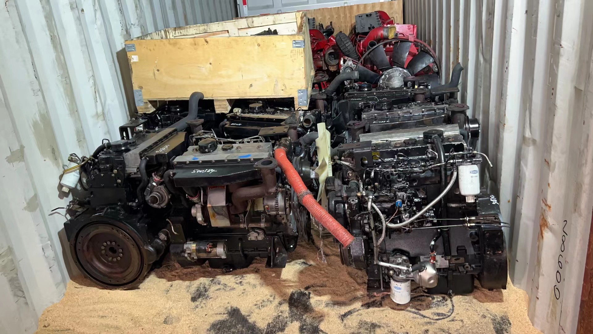 ISUZU 700P dump truck with engines mix load to DOMINICAN REPUBLIC(图2)