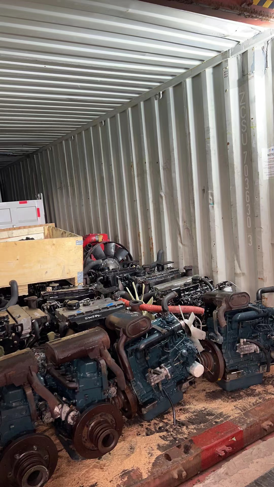 ISUZU 700P dump truck with engines mix load to DOMINICAN REPUBLIC(图4)