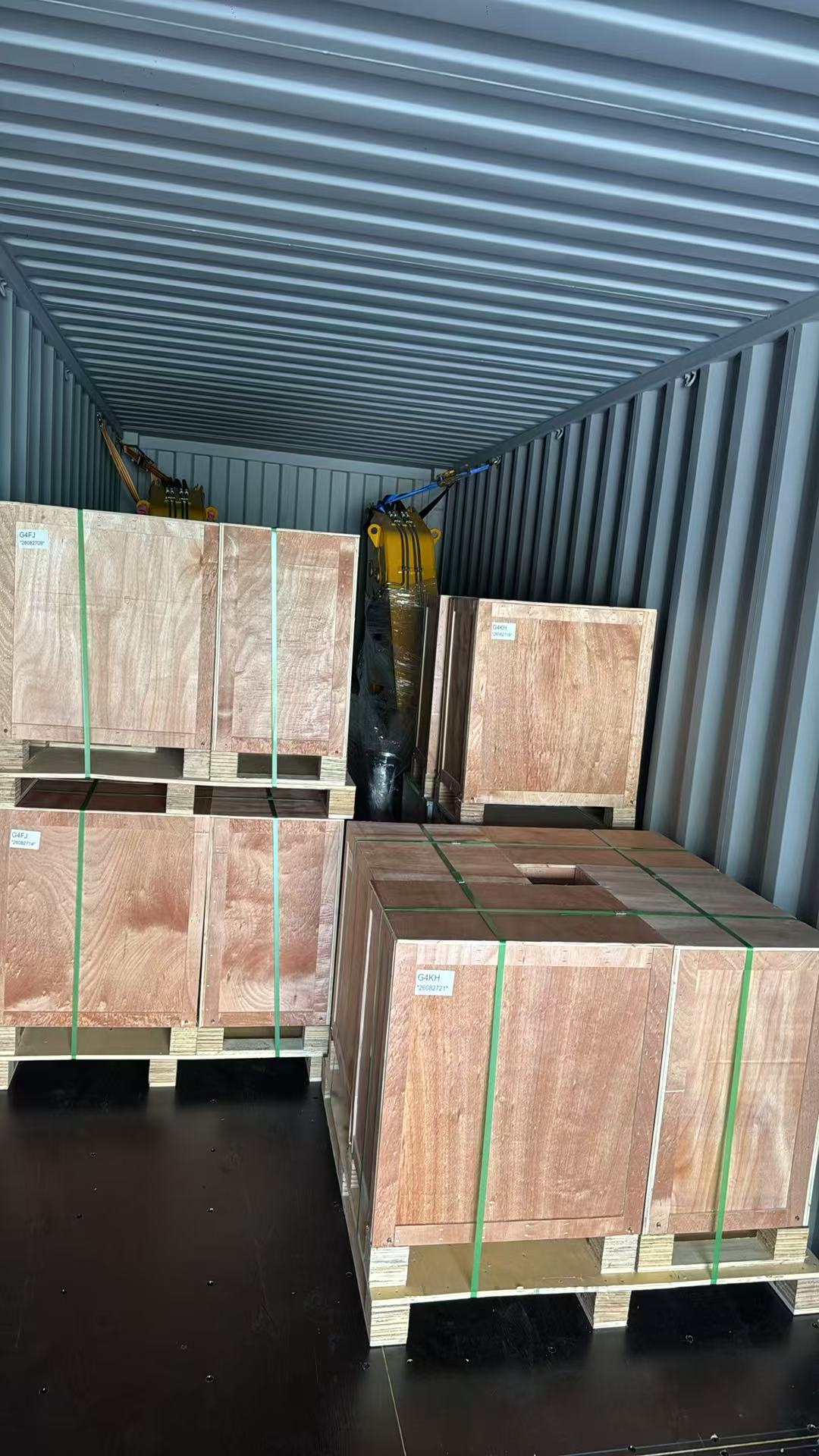 ISUZU 700P dump truck with long block engines load in a 40HQ container to Dominican Republic(图3)