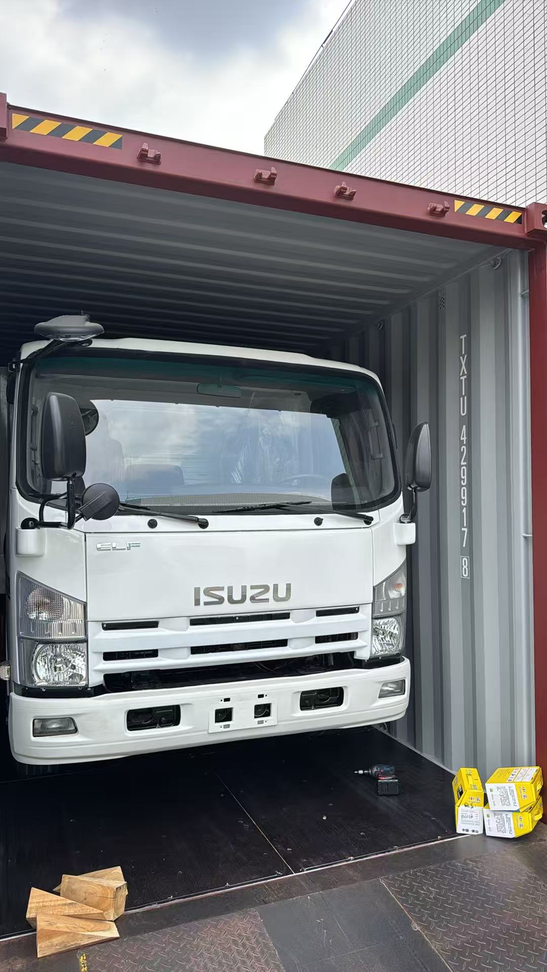 ISUZU 700P dump truck with long block engines load in a 40HQ container to Dominican Republic(图4)