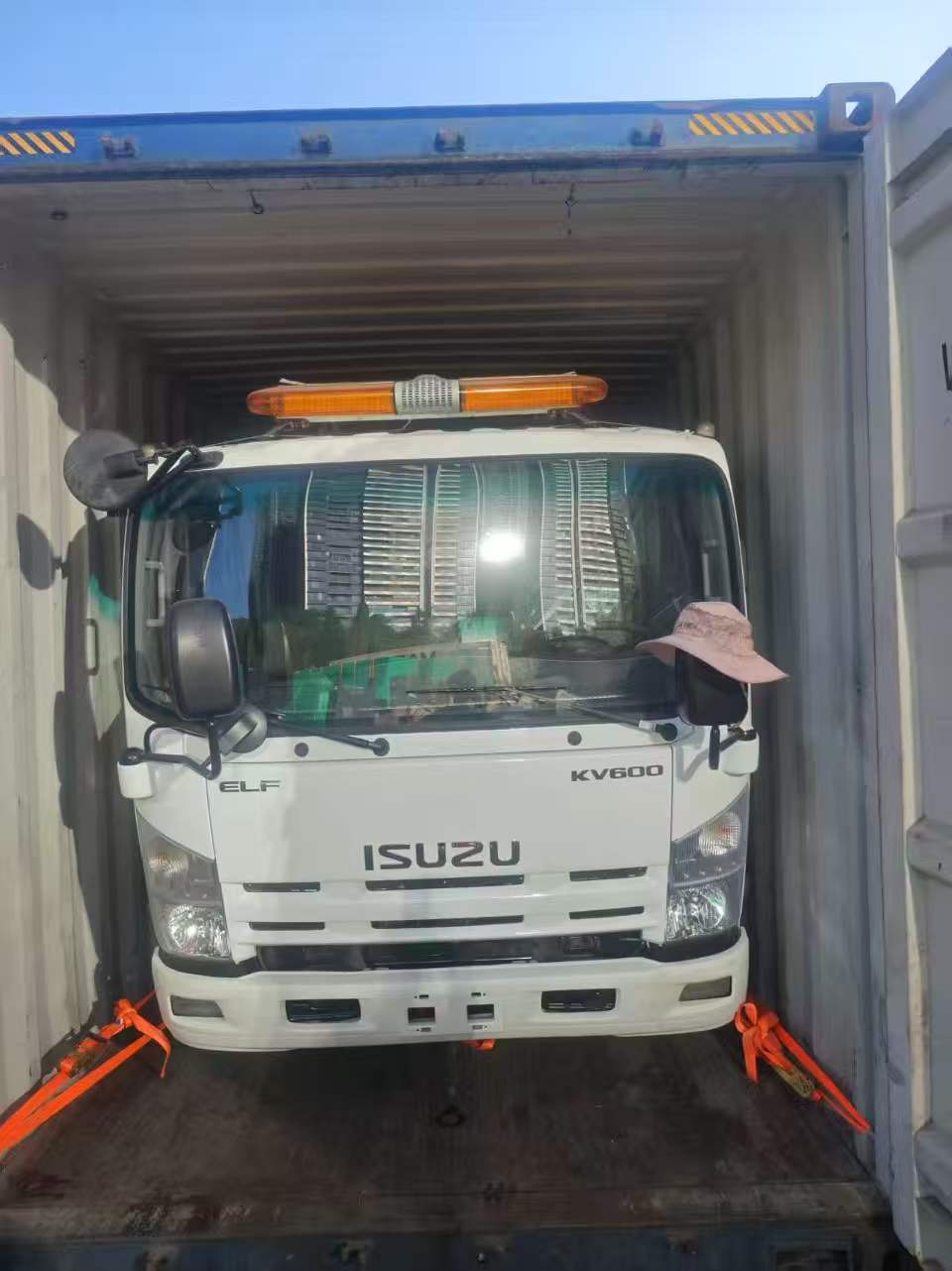 2 units ISUZU KV600 tow trucks load in a 40HQ container to Guatemala(图2)
