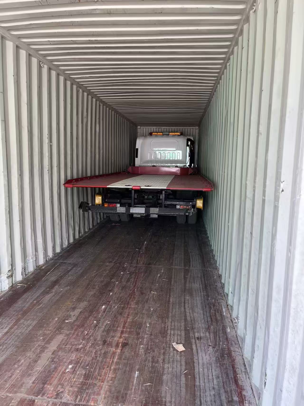 2 units ISUZU KV600 tow trucks load in a 40HQ container to Guatemala(图4)