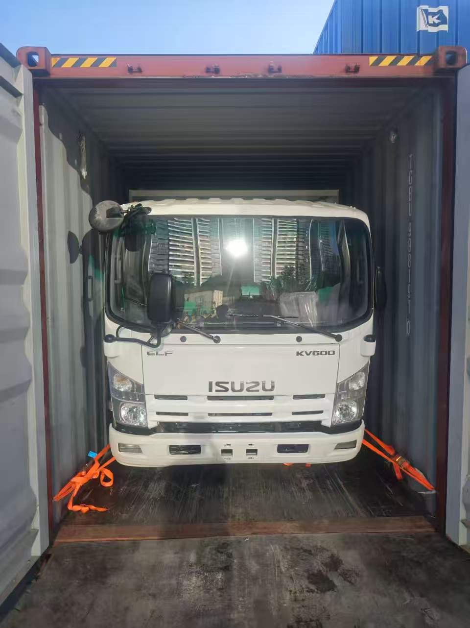 2 unit ISUZU KV600 tow trucks load in a 40HQ container to El Salvador(图4)